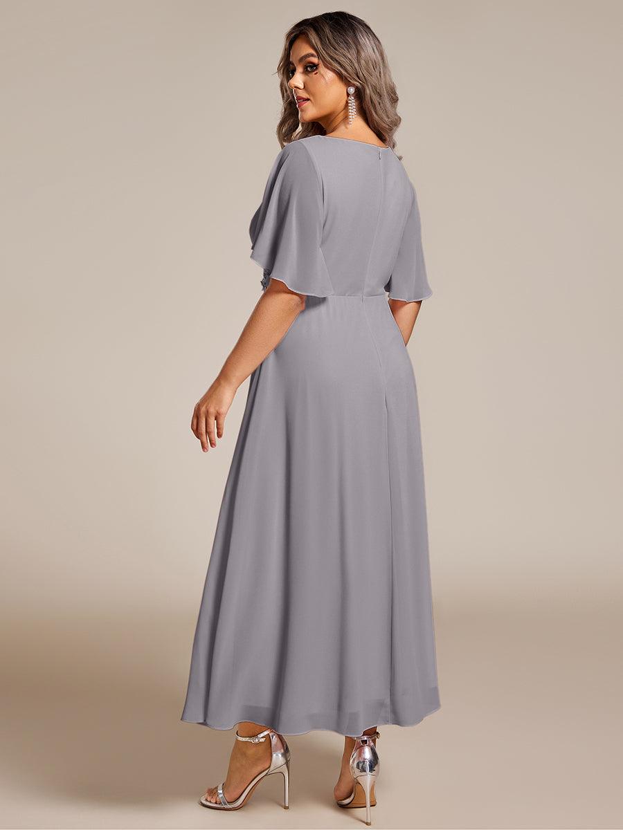 Robe d'invité de mariage mi-longue en mousseline de soie à col en V de grande taille avec applique à la taille #Couleur_Gris