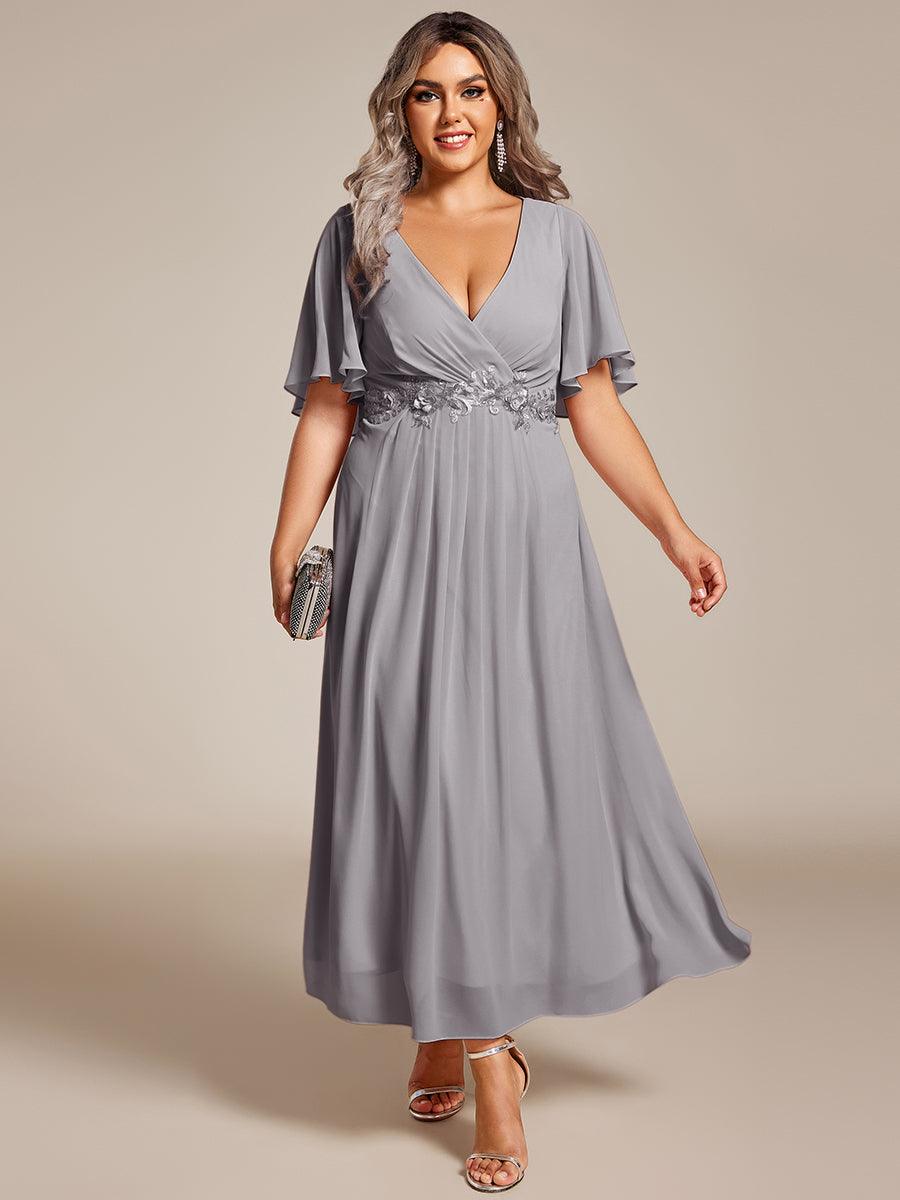 Robe d'invité de mariage mi-longue en mousseline de soie à col en V de grande taille avec applique à la taille #Couleur_Gris