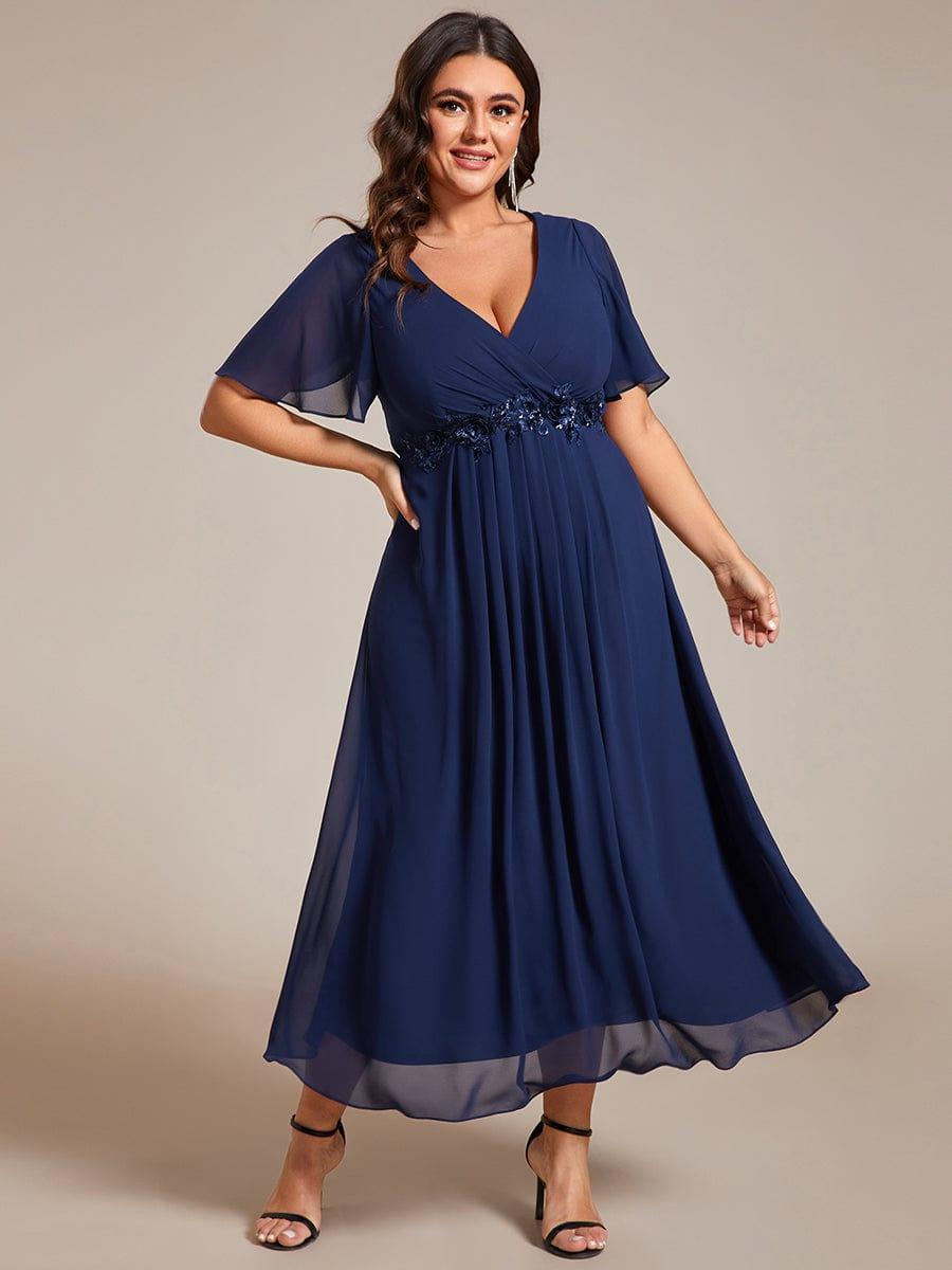 Robe d'invité de mariage mi-longue en mousseline de soie à col en V de grande taille avec applique à la taille #Couleur_Bleu Marine