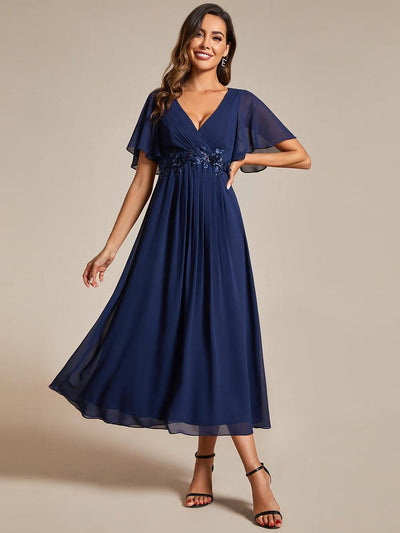 ever DAHLIA|Robe d'invité de mariage mi-longue en mousseline à col en V avec appliques à la taille