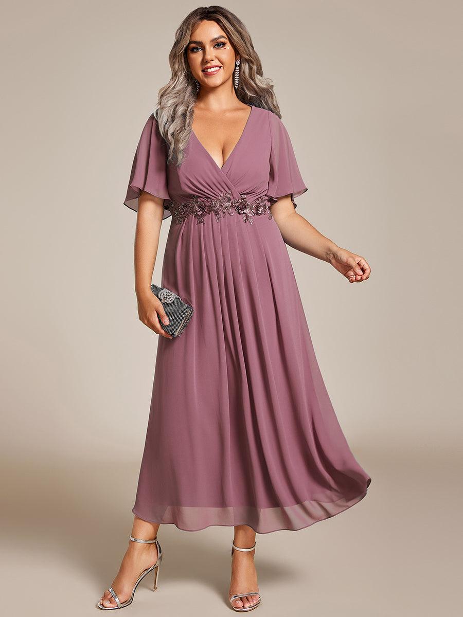 Robe d'invité de mariage mi-longue en mousseline de soie à col en V de grande taille avec applique à la taille #Couleur_Orchidee