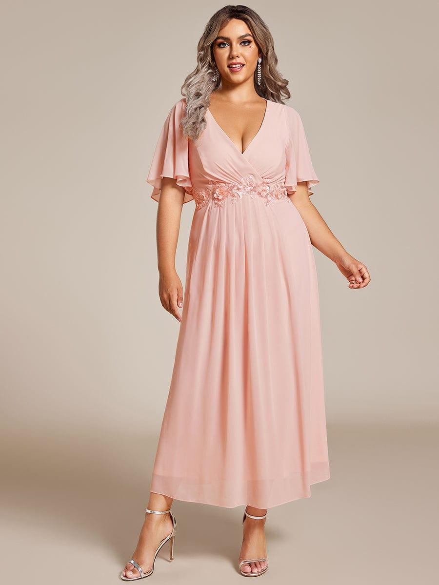 Robe d'invité de mariage mi-longue en mousseline de soie à col en V de grande taille avec applique à la taille #Couleur_Rose