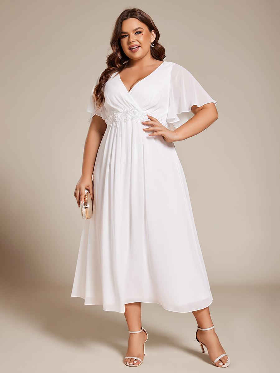 Robe d'invité de mariage mi-longue en mousseline de soie à col en V de grande taille avec applique à la taille #Couleur_Blanc