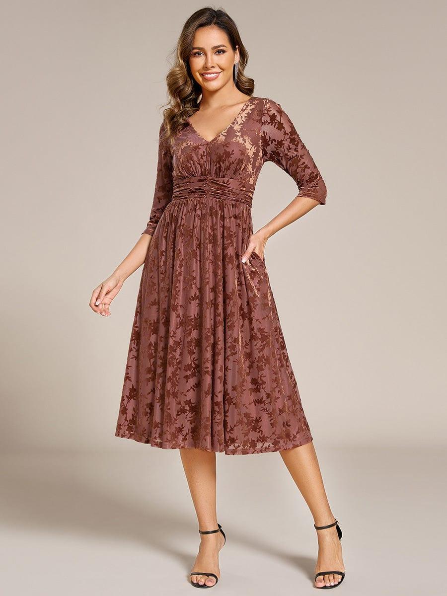 Robe d'invitée de mariage plissée à manches 3/4 en velours fleuri #Couleur_Marron