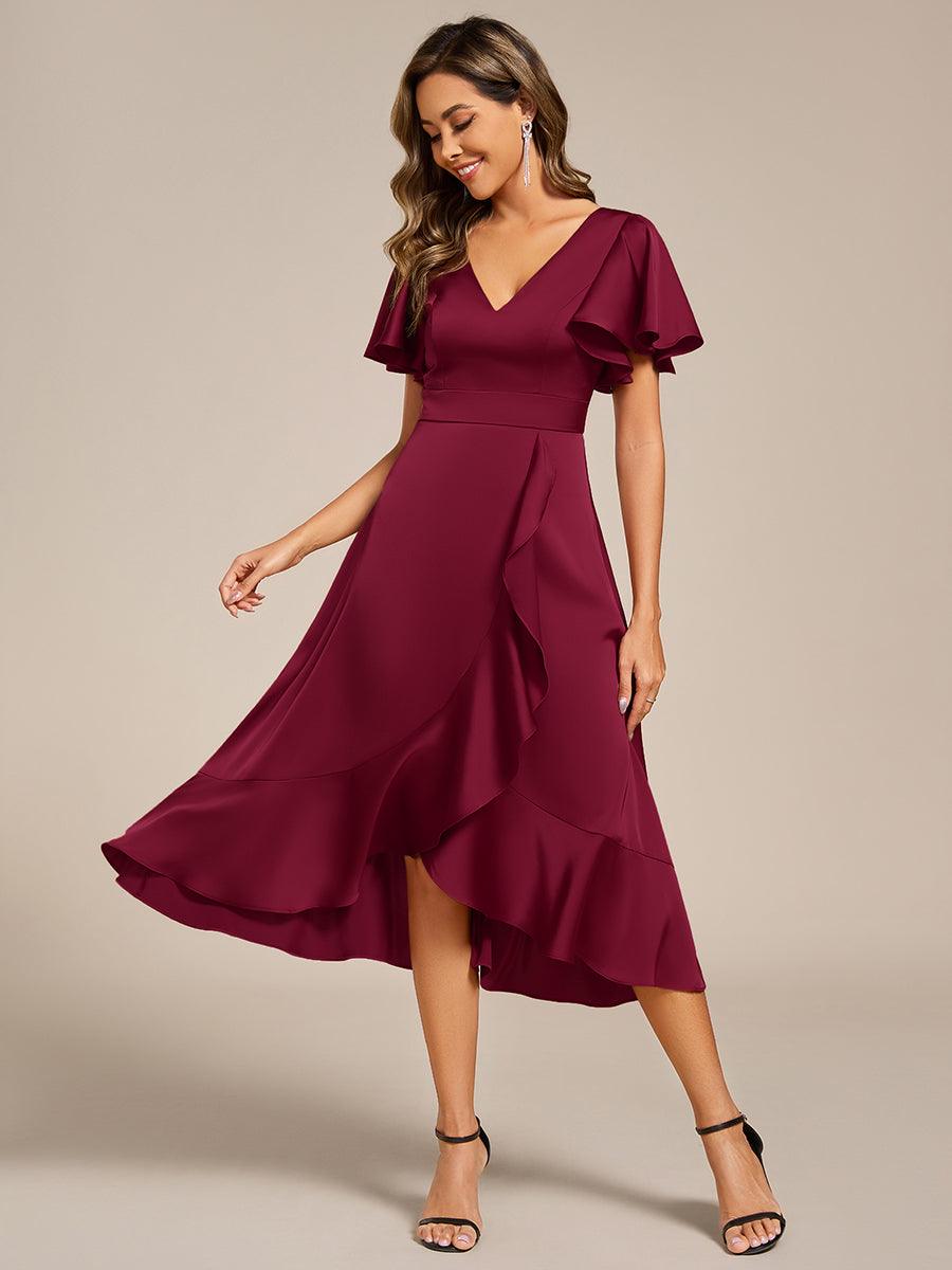 Robe d'invitée de mariage mi-longue en satin avec encolure en V et jupe à volants #Couleur_Bordeaux
