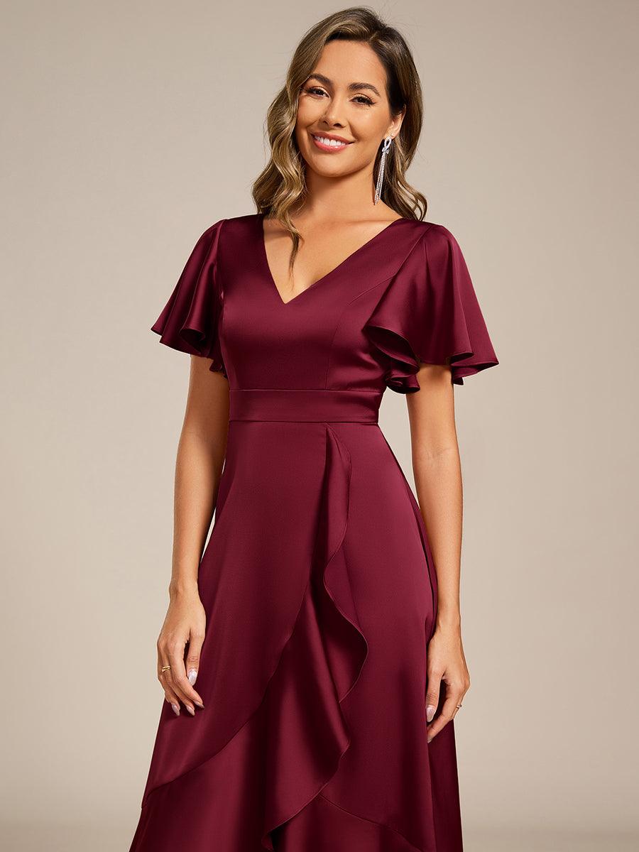 Robe d'invitée de mariage mi-longue en satin avec encolure en V et jupe à volants #Couleur_Bordeaux