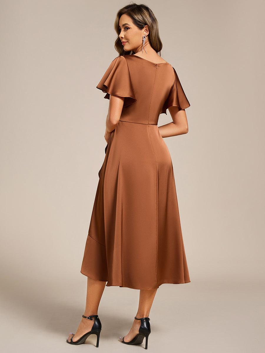 Robe d'invitée de mariage mi-longue en satin avec encolure en V et jupe à volants #Couleur_Brun