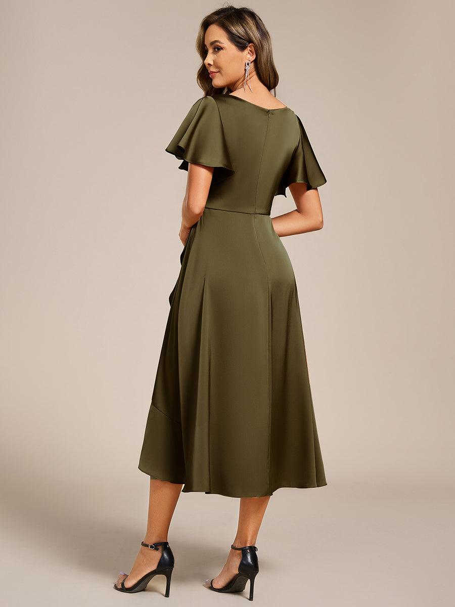 Robe d'invitée de mariage mi-longue en satin avec encolure en V et jupe à volants #Couleur_Vert Olive
