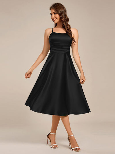 Robe d'invitée de mariage mi-longue plissée à bretelles spaghetti en satin