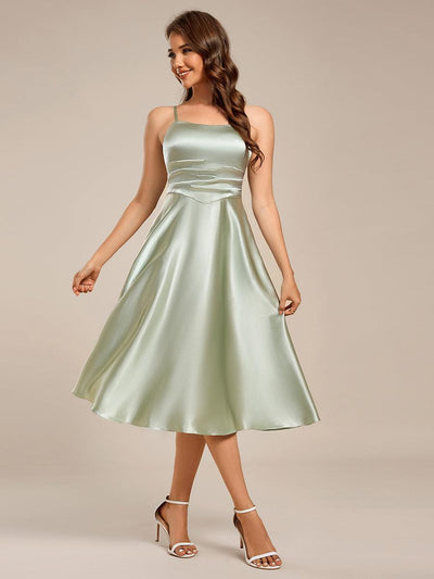 Robe d'invitée de mariage mi-longue plissée à bretelles spaghetti en satin