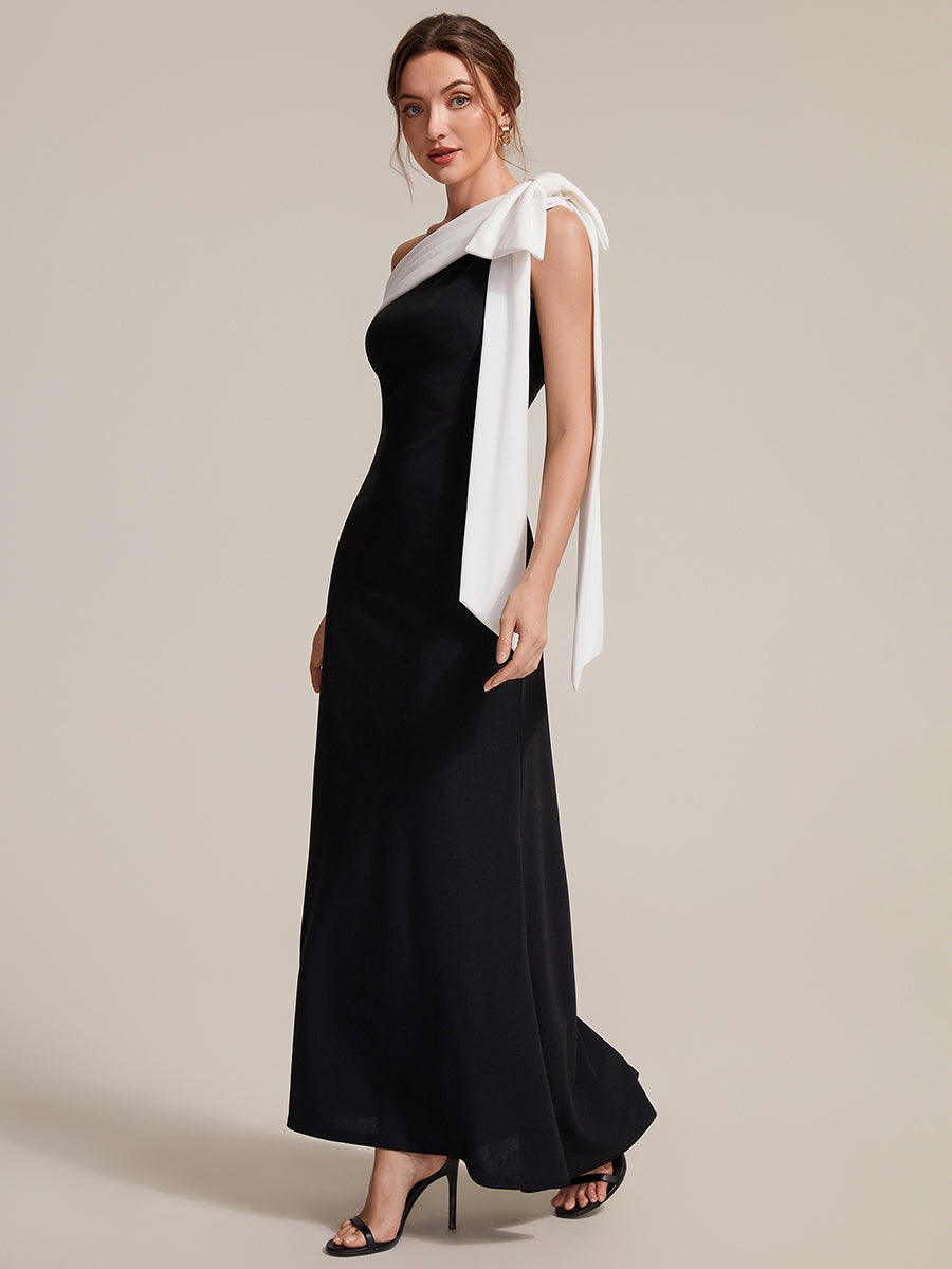 Robe longue ajustée à encolure asymétrique sans bretelles avec détail de nœud en tissu extensible #Couleur_Noir d'ivoire