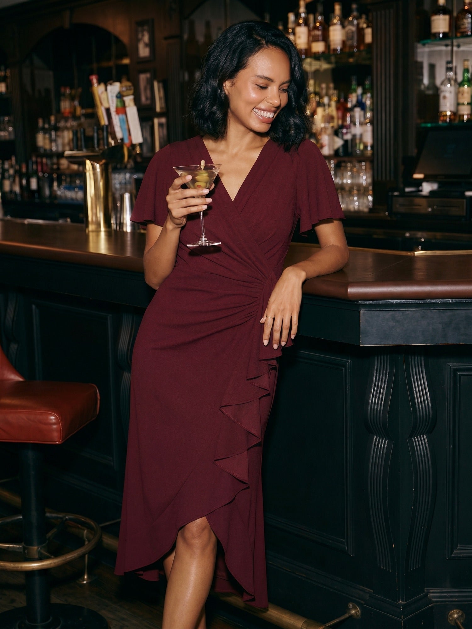 robe maxi ajustée à décolleté en V profond à manches courtes avec volants et fente haute sur la cuisse #Couleur_Bordeaux
