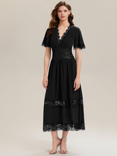 Robe midi en dentelle ajourée à col en V