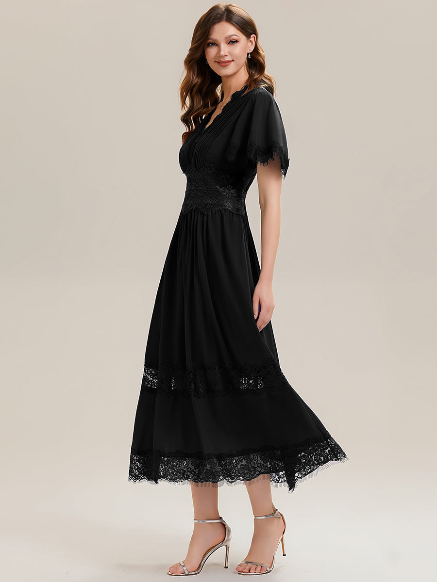 Robe midi A ligne à manches courtes plissée décolletée en V avec manches volantées et détail découpé #Couleur_Noir