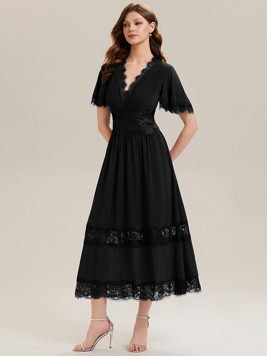 Robe midi A ligne à manches courtes plissée décolletée en V avec manches volantées et détail découpé #Couleur_Noir