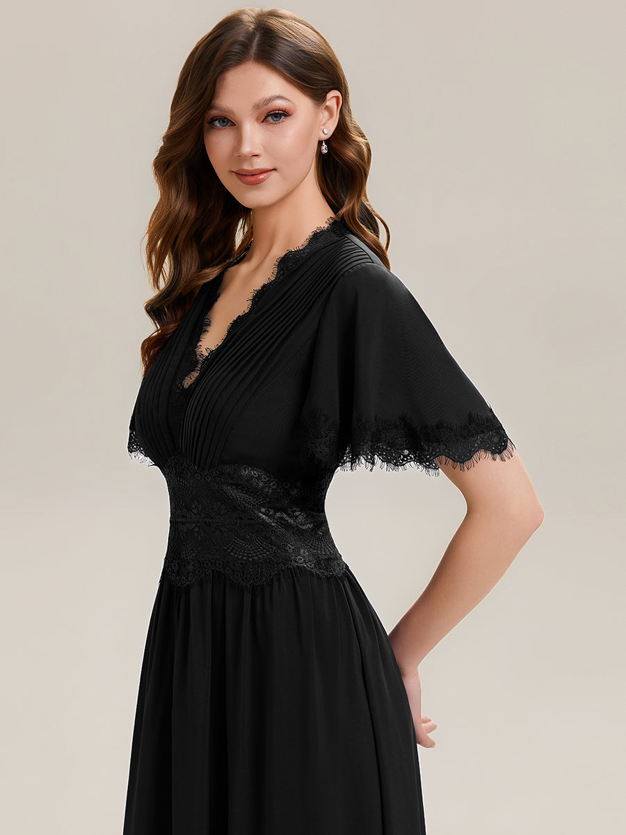 Robe midi A ligne à manches courtes plissée décolletée en V avec manches volantées et détail découpé #Couleur_Noir
