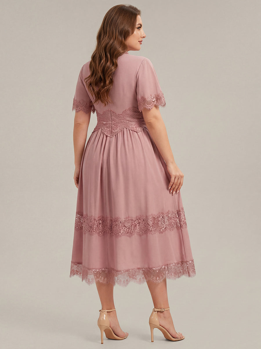 Robe midi A ligne à manches courtes plissée décolletée en V avec manches volantées et détail découpé #Couleur_Rose fumee