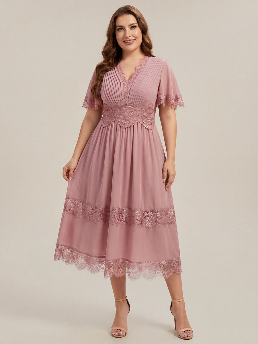 Robe midi A ligne à manches courtes plissée décolletée en V avec manches volantées et détail découpé #Couleur_Rose fumee