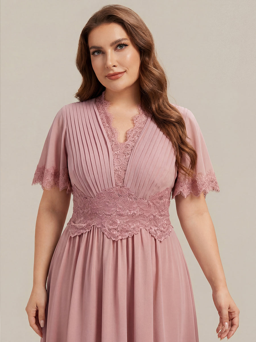 Robe midi A ligne à manches courtes plissée décolletée en V avec manches volantées et détail découpé #Couleur_Rose fumee