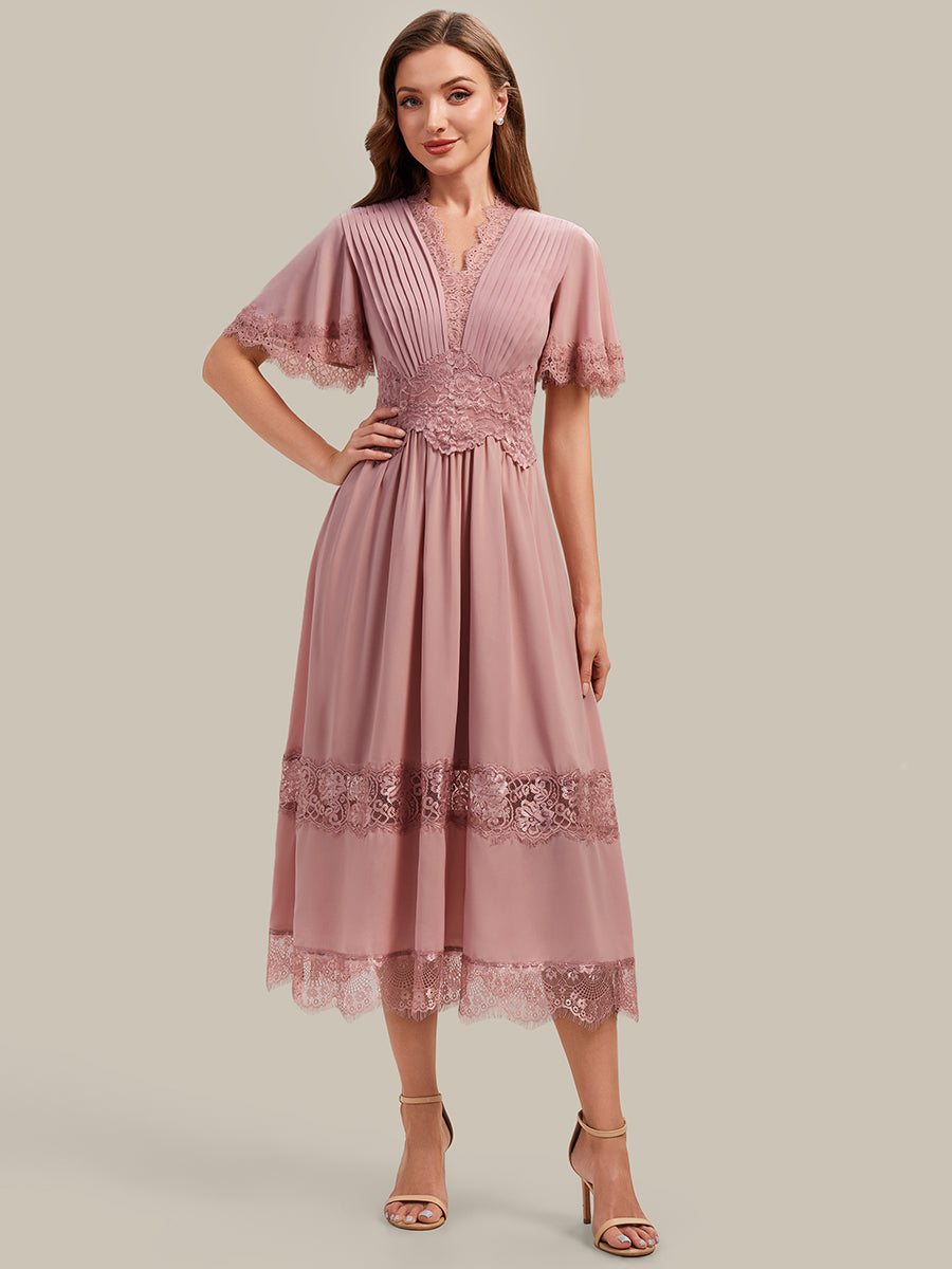 Robe midi A ligne à manches courtes plissée décolletée en V avec manches volantées et détail découpé #Couleur_Rose fumee