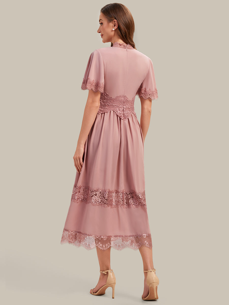 Robe midi A ligne à manches courtes plissée décolletée en V avec manches volantées et détail découpé #Couleur_Rose fumee