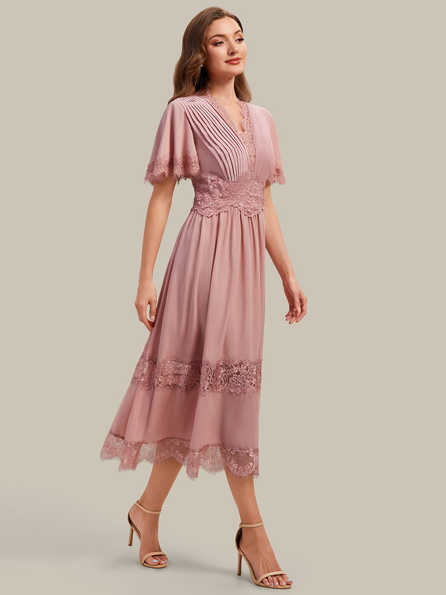 Robe midi A ligne à manches courtes plissée décolletée en V avec manches volantées et détail découpé #Couleur_Rose fumee