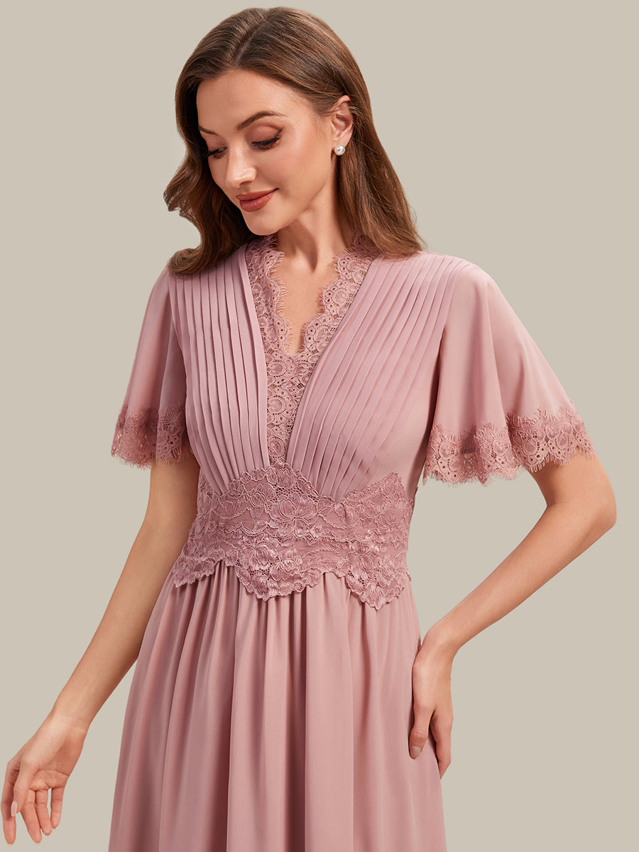 Robe midi A ligne à manches courtes plissée décolletée en V avec manches volantées et détail découpé #Couleur_Rose fumee