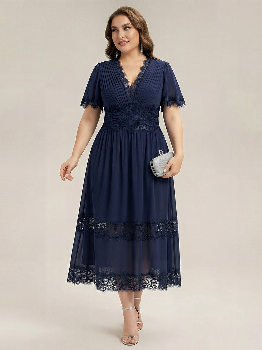 Robe midi A ligne à manches courtes plissée décolletée en V avec manches volantées et détail découpé #Couleur_Bleu Marine