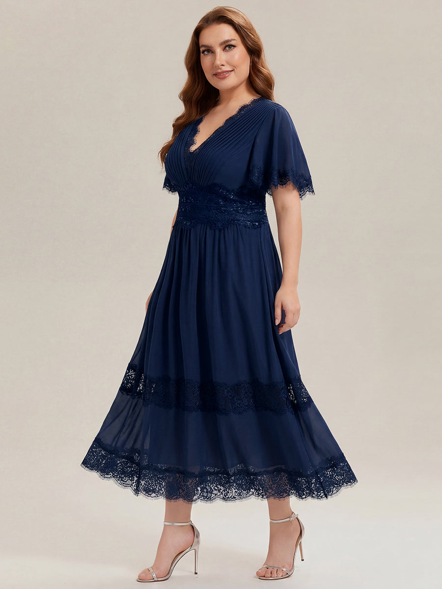 Robe midi A ligne à manches courtes plissée décolletée en V avec manches volantées et détail découpé #Couleur_Bleu Marine