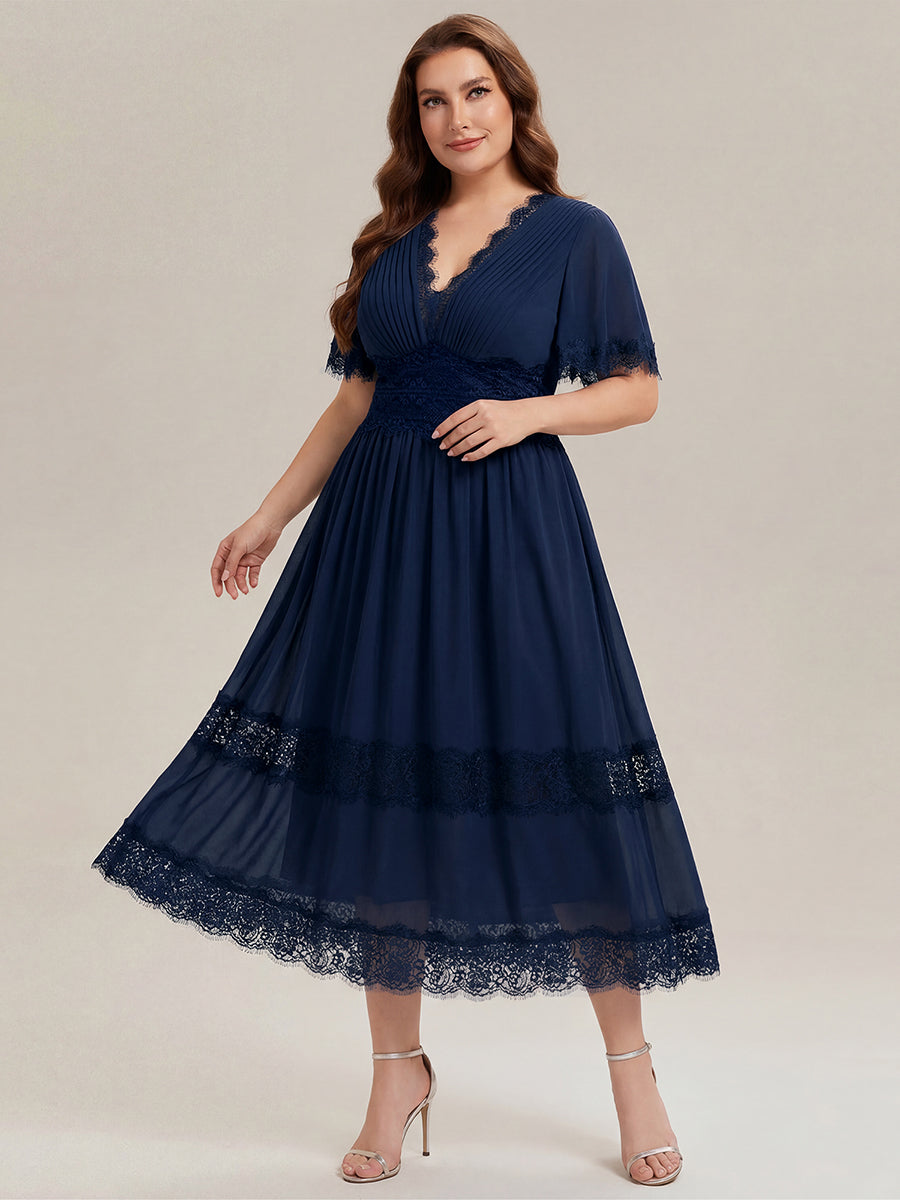 Robe midi A ligne à manches courtes plissée décolletée en V avec manches volantées et détail découpé #Couleur_Bleu Marine