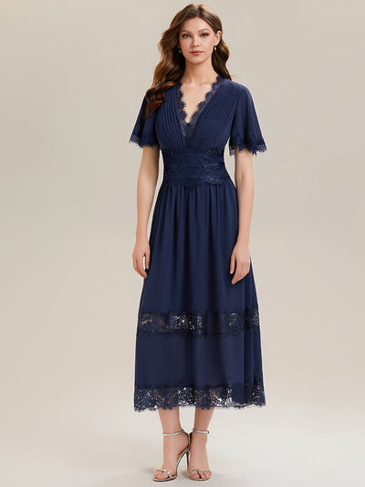 Robe midi en dentelle ajourée à col en V