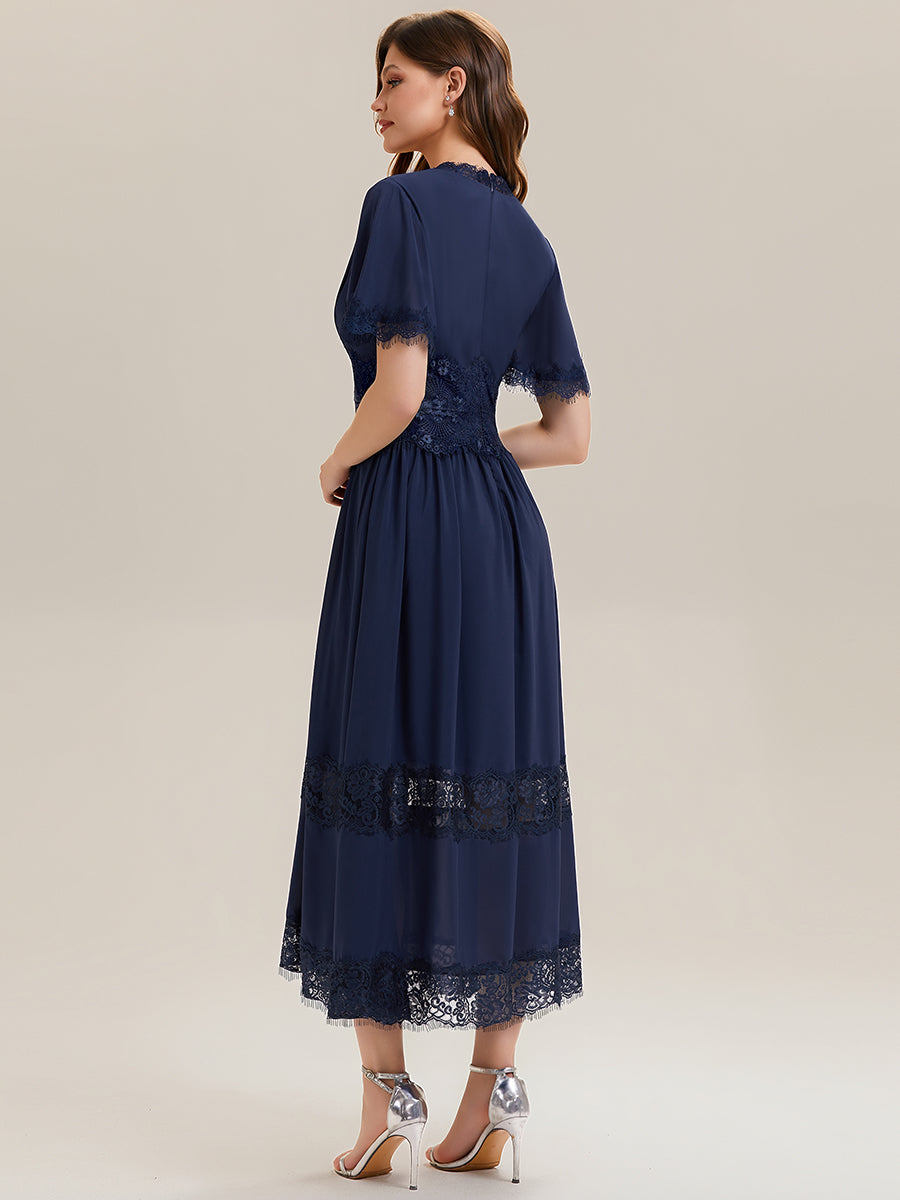 Robe midi A ligne à manches courtes plissée décolletée en V avec manches volantées et détail découpé #Couleur_Bleu Marine