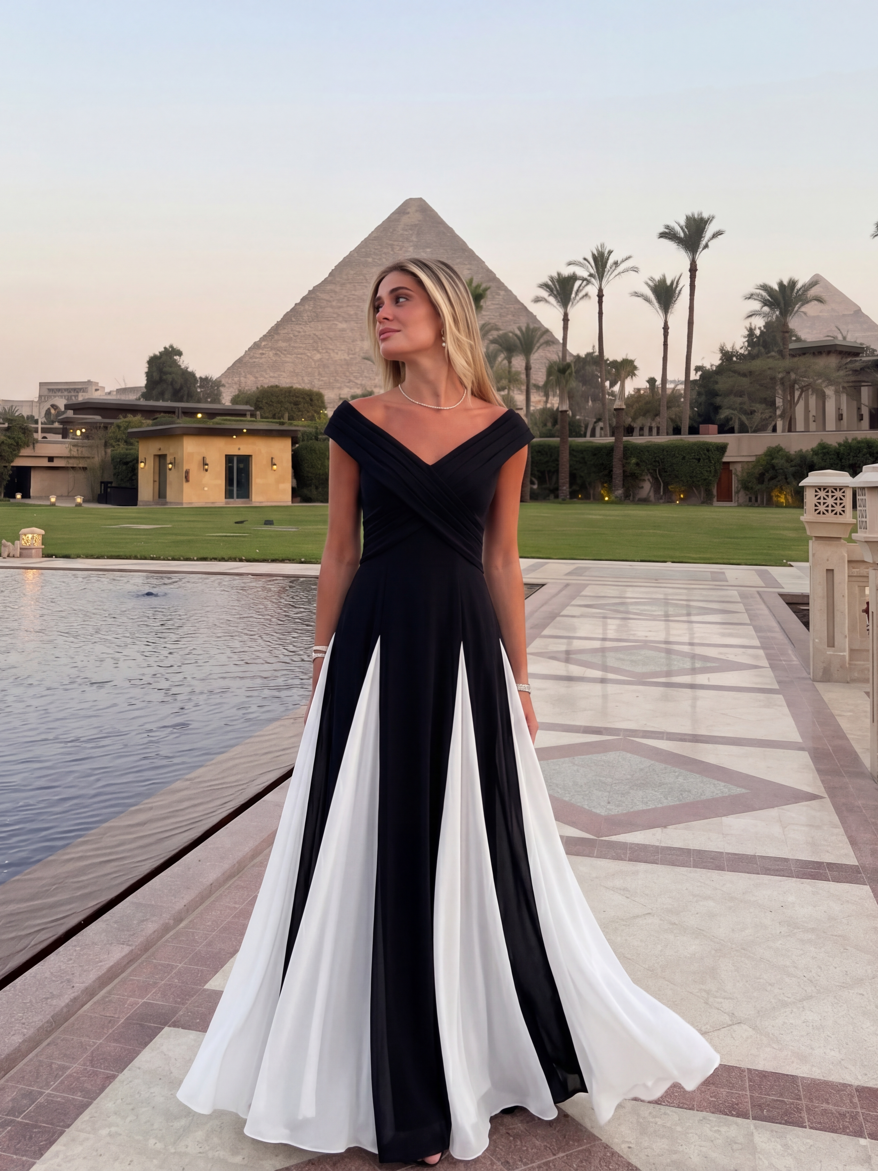 Robe longue à encolure en V à manches courtes avec détails froncés en patchwork #Couleur_Noir d'ivoire