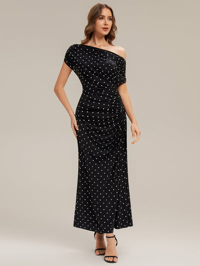 Robe maxi ajustée à pois asymétriques à manches courtes en tissu extensible
