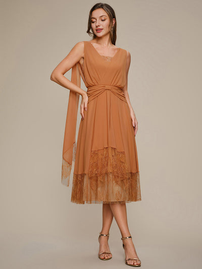 Robe midi trapèze en mousseline avec détails en dentelle col V