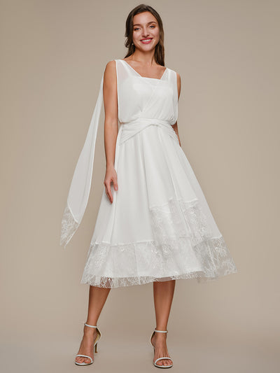 Robe midi trapèze en mousseline avec détails en dentelle col V