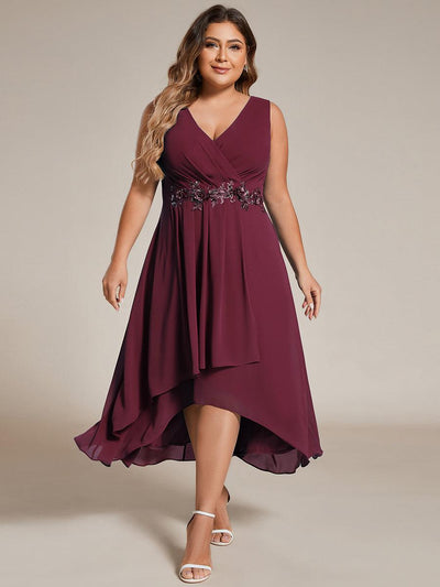 pretty IRYS|Robe d'invité de mariage haute-basse en mousseline de soie sans manches de grande taille avec applique à la taille