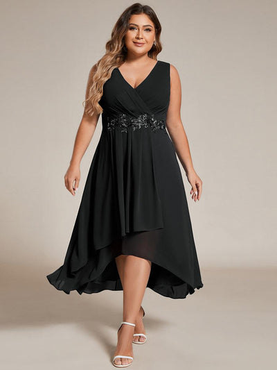 pretty IRYS|Robe d'invité de mariage haute-basse en mousseline de soie sans manches de grande taille avec applique à la taille