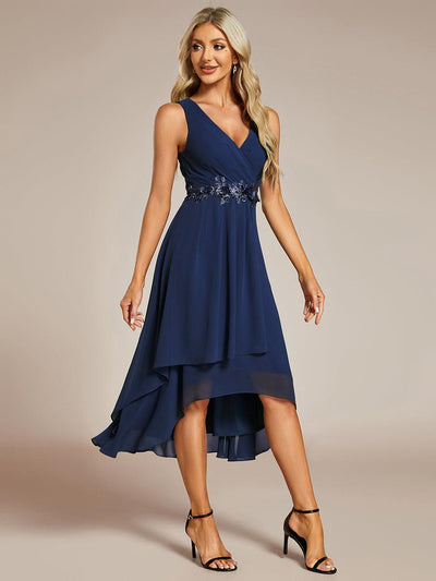 ever IRYS|Robe d'invité de mariage haute-basse en mousseline de soie sans manches avec applique à la taille