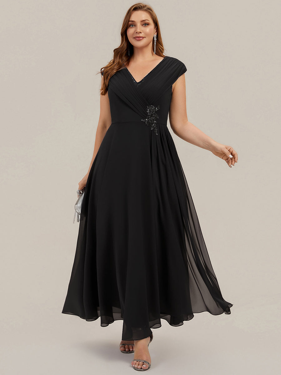 Robe maxi A-line à appliques avec décolleté en V profond et manches courtes ornée de rubans fluides #Couleur_Noir