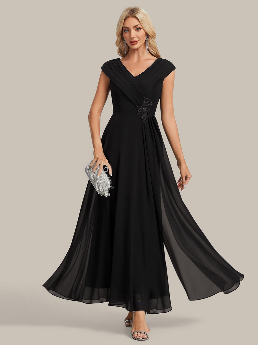 Robe maxi A-line à appliques avec décolleté en V profond et manches courtes ornée de rubans fluides #Couleur_Noir