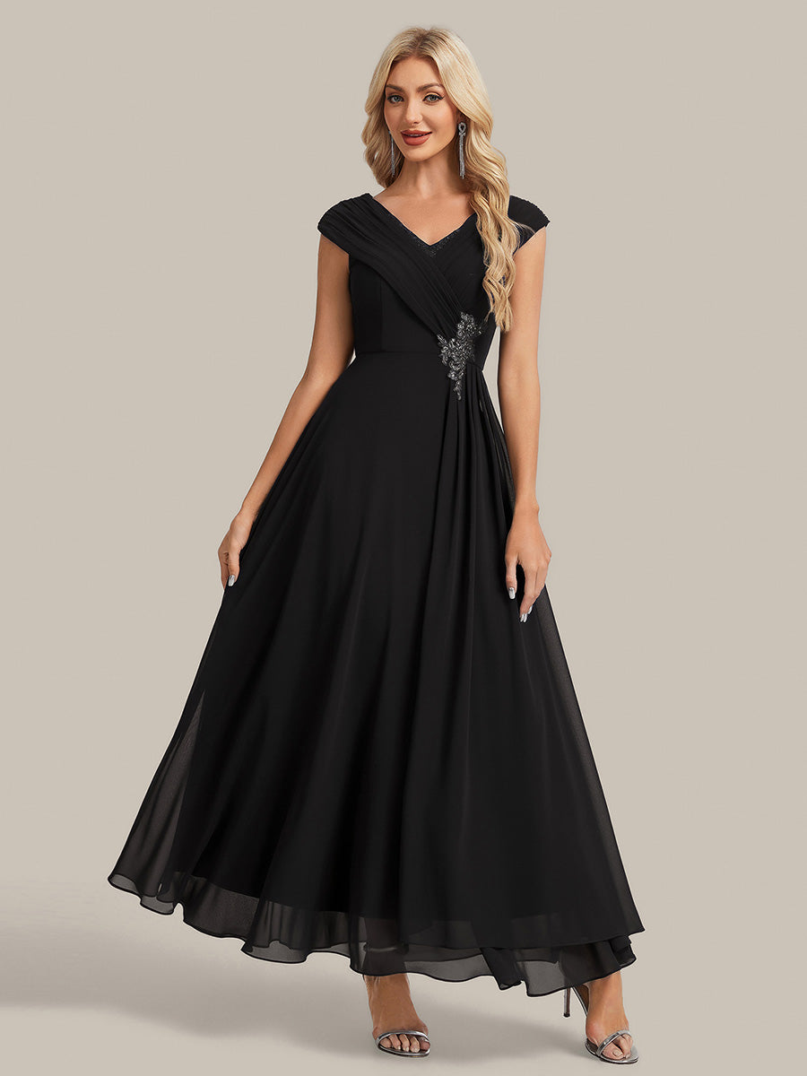 Robe maxi A-line à appliques avec décolleté en V profond et manches courtes ornée de rubans fluides #Couleur_Noir