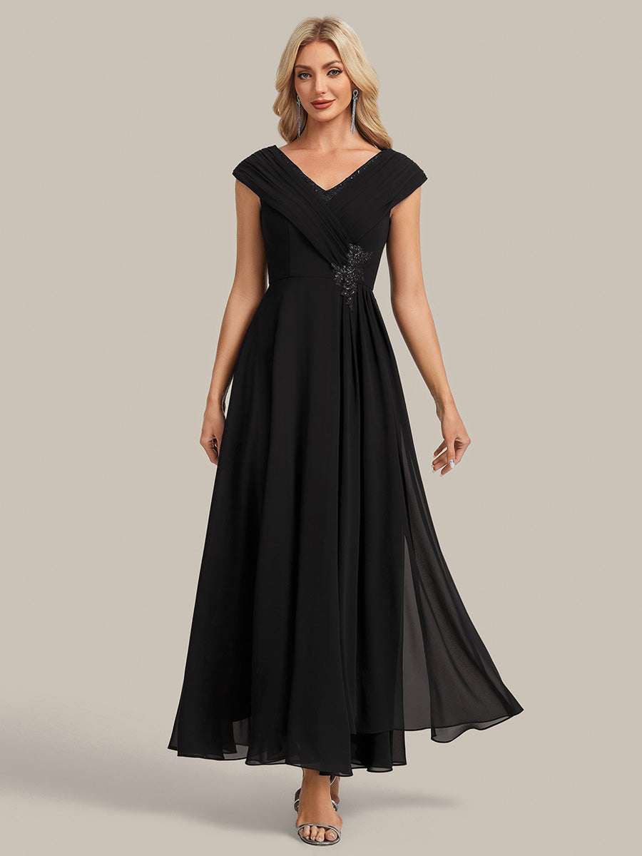 Robe maxi A-line à appliques avec décolleté en V profond et manches courtes ornée de rubans fluides #Couleur_Noir