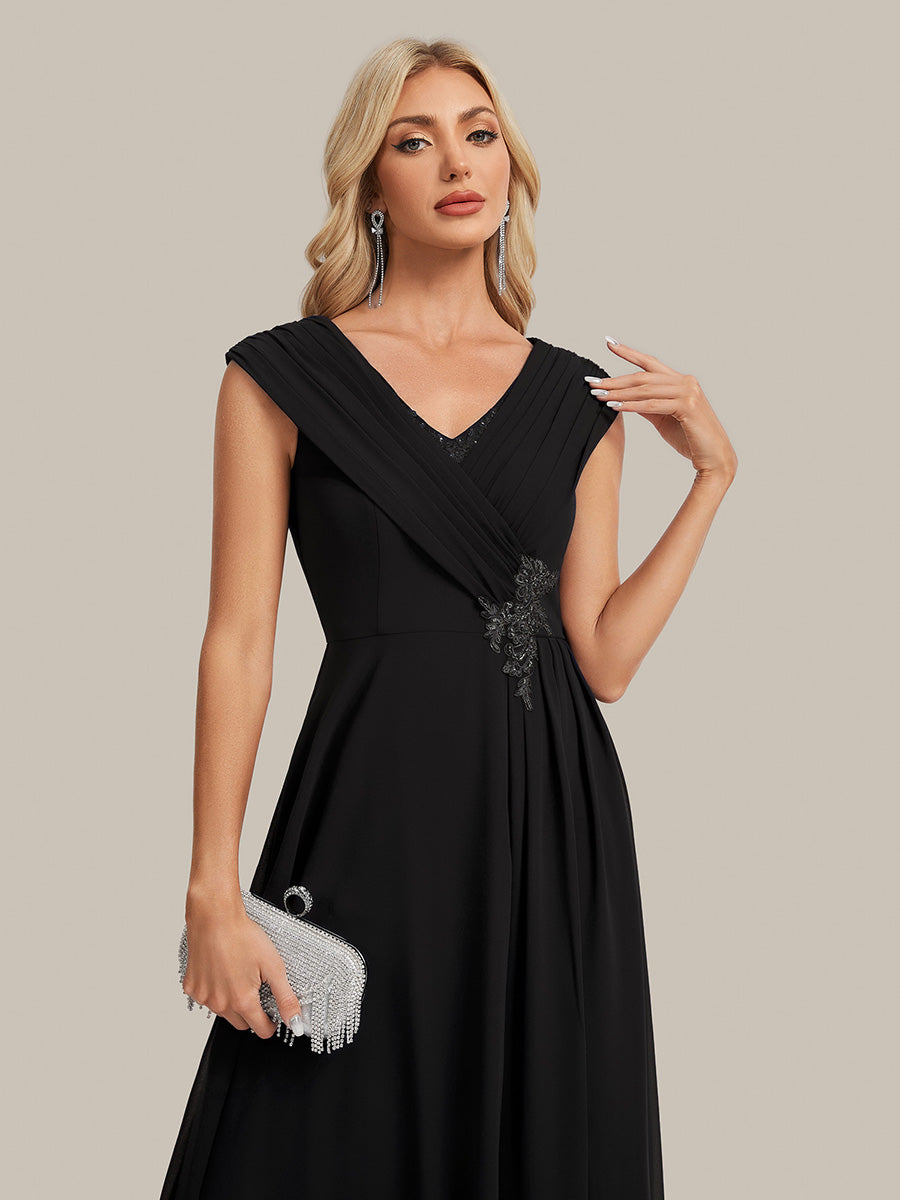 Robe maxi A-line à appliques avec décolleté en V profond et manches courtes ornée de rubans fluides #Couleur_Noir