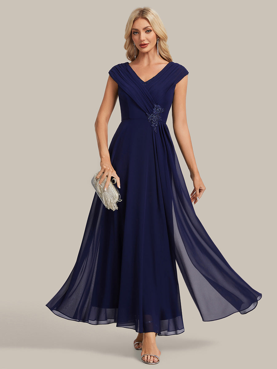 Robe maxi A-line à appliques avec décolleté en V profond et manches courtes ornée de rubans fluides #Couleur_Bleu Marine