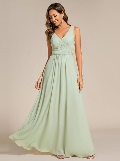 Robe de soirée longue en mousseline plissée sans bretelles à col en V