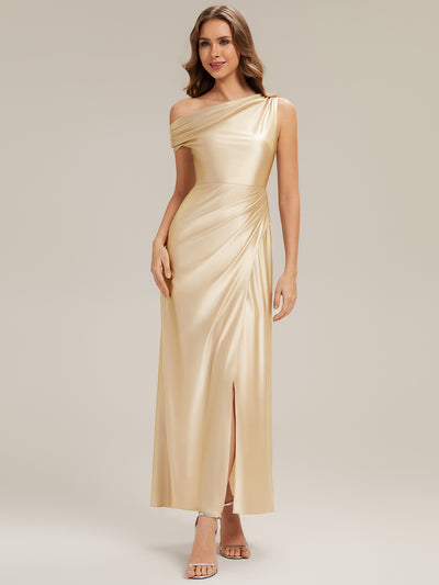 Robe moulante à une épaule à manches courtes avec fente haute sur la cuisse et tissu extensible