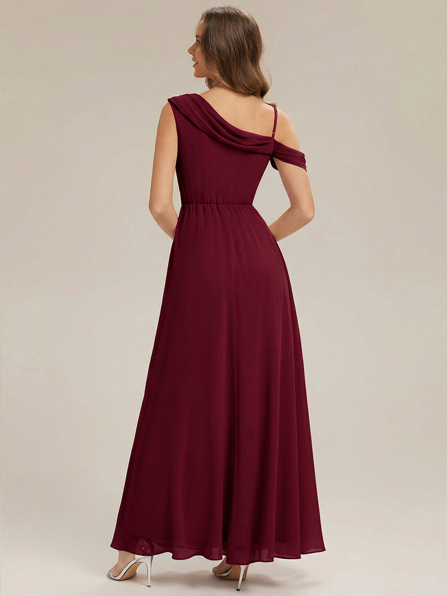 Robe longue asymétrique à manches courtes en A avec des embellissements en strass #Couleur_Bordeaux