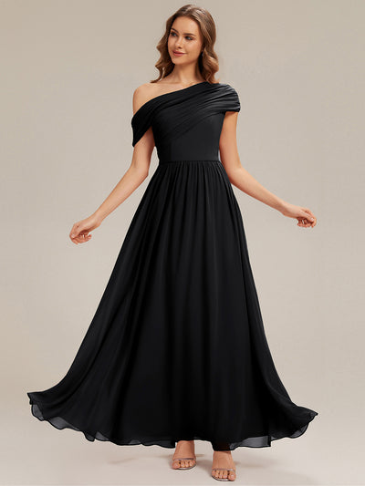 Robe longue asymétrique sans bretelles en A avec détail froncé