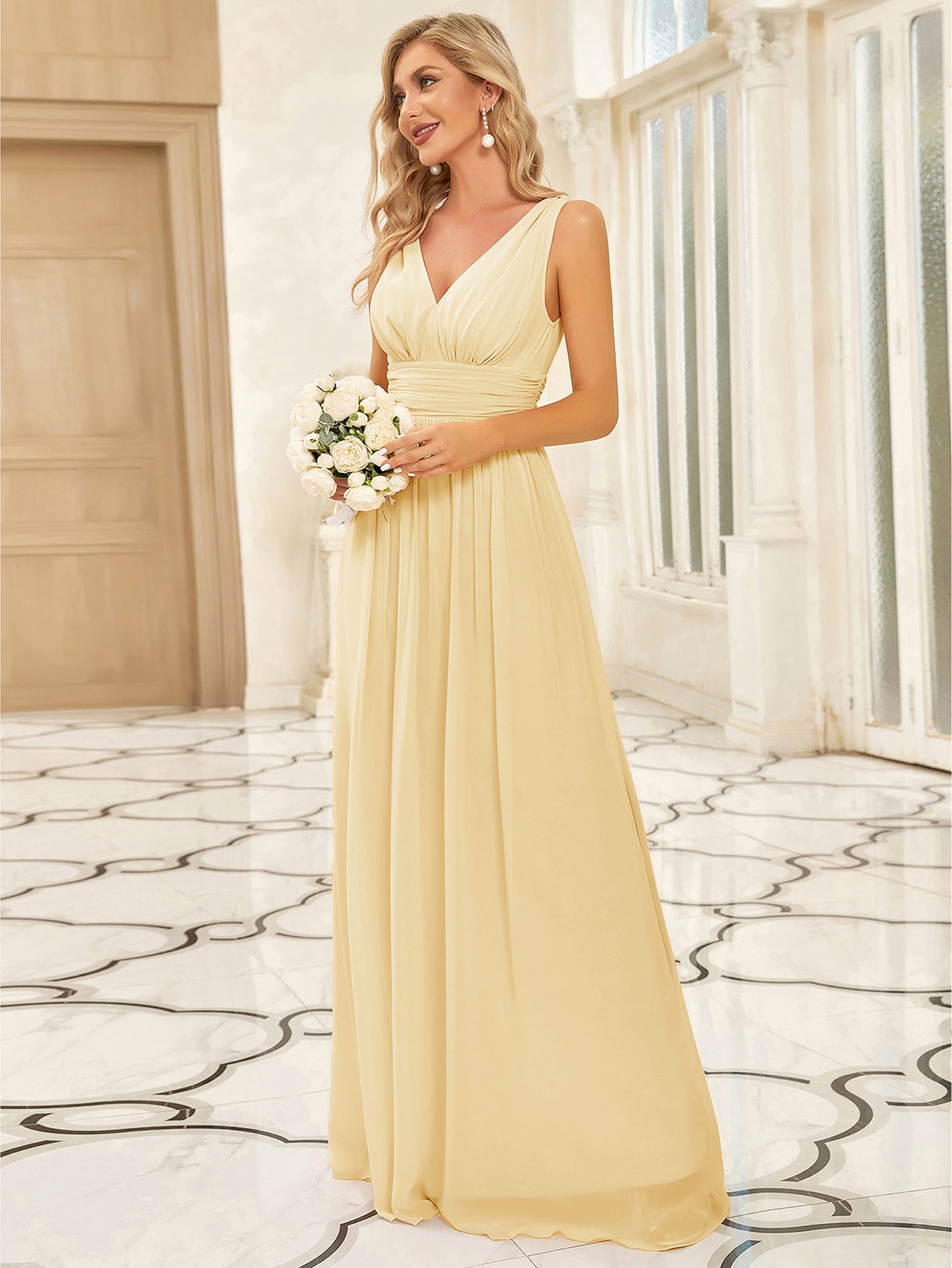 Robe de demoiselle d'honneur longue en mousseline à col en V et coupe trapèze #Couleur_Jaune